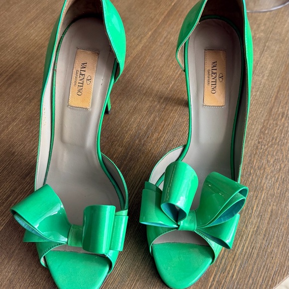 Valentino Green Patent Peep-Toe Heel with Bow Accent - Picture 5 of 7